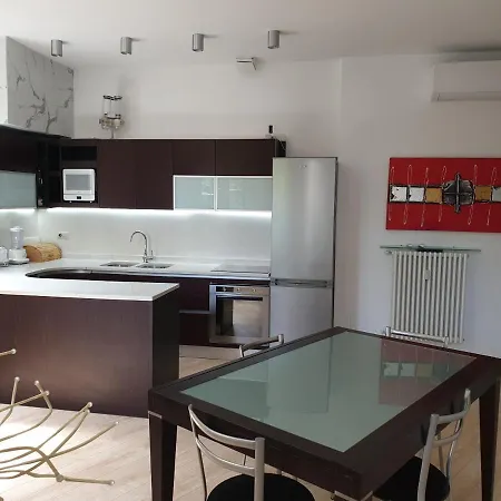 Your Lovely Home, Porta Venezia-1 Queen Bed, 3 Single Beds, 1 Sofa Bed- Apartment